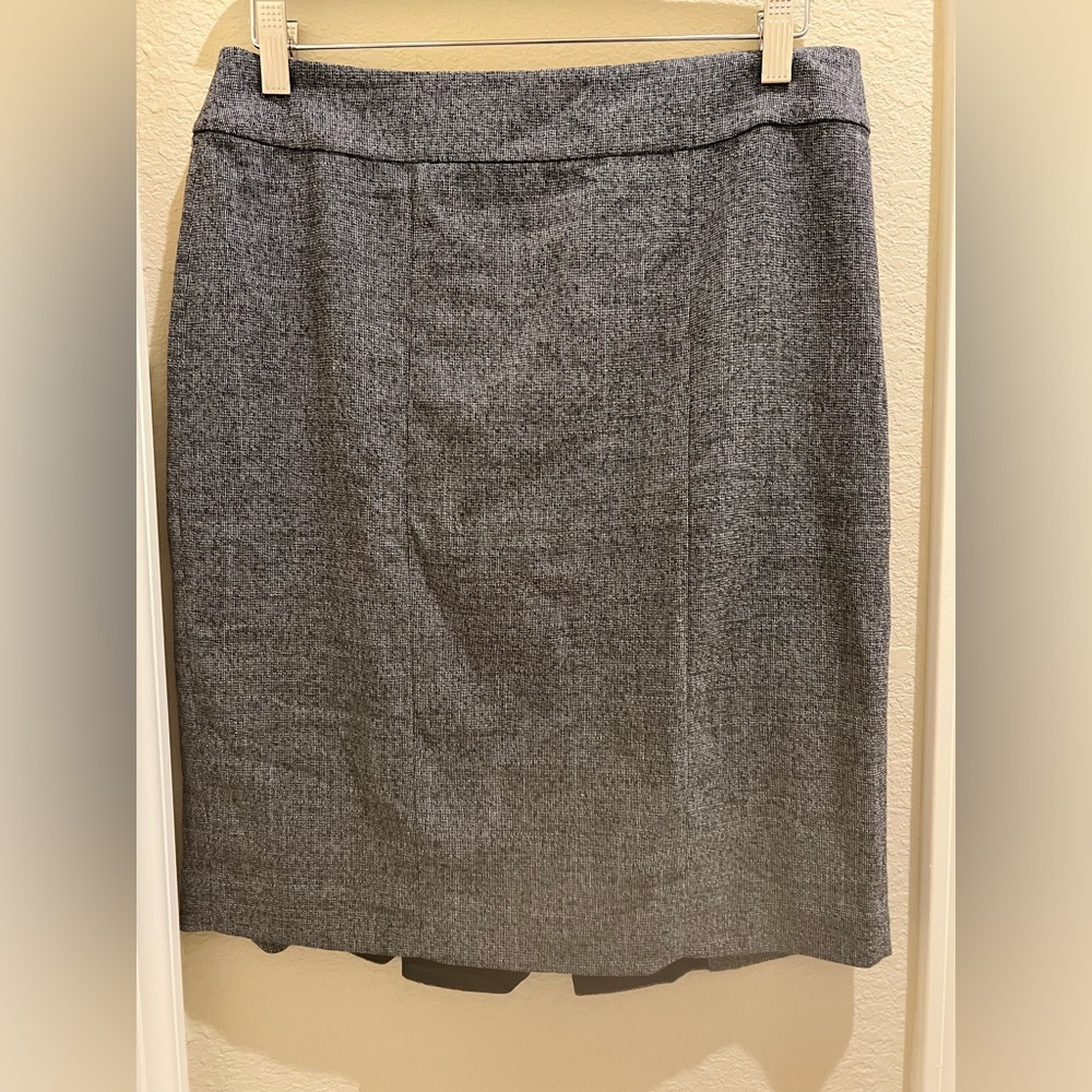 White House Black Market Pencil Skirt. Gray size 4. NWT